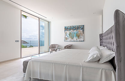 Villa in Cala Vinyas - Schlafzimmer mit Balkon und einzigartigem Blick aufs Meer