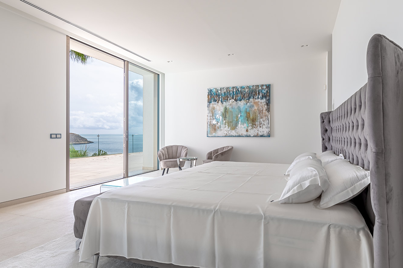 Villa in Cala Vinyas - Schlafzimmer mit Balkon und einzigartigem Blick aufs Meer