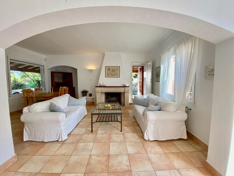 Villa in Portopetro - Gemütlicher Wohnbereich mit Kamin