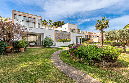 Villa in Santa Ponsa - Außergewöhnliches Anwesen mit schön angelegtem Garten und Überlaufpool