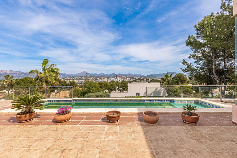 Villa in Santa Ponsa - Pool mit Panorama-/Bergblick