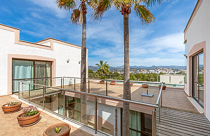 Villa in Santa Ponsa - Poolterrasse mit Blick in den mit Palmen bepflanzten Innenhof