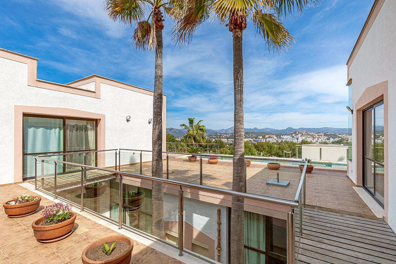 Villa in Santa Ponsa - Poolterrasse mit Blick in den mit Palmen bepflanzten Innenhof