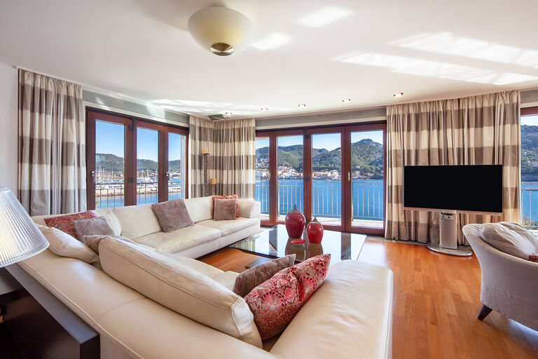 Villa in Port Andratx - Gemütlicher Wohnbereich mit Meerblick durch die großen Fensterfronten