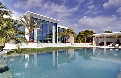 Villa in Nova Santa Ponsa - Gartenansicht dieser spektakulären Villa mit Pool