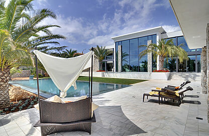 Villa in Nova Santa Ponsa - Sonnenterrasse am Pool mit Blick auf das Anwesen