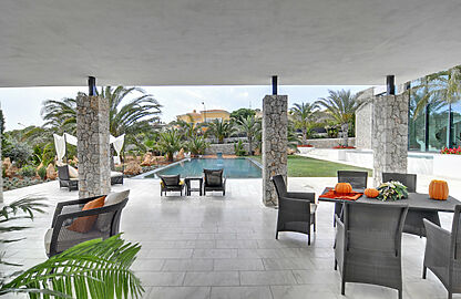 Villa in Nova Santa Ponsa - Überdachte Terrasse mit Blick auf den Pool