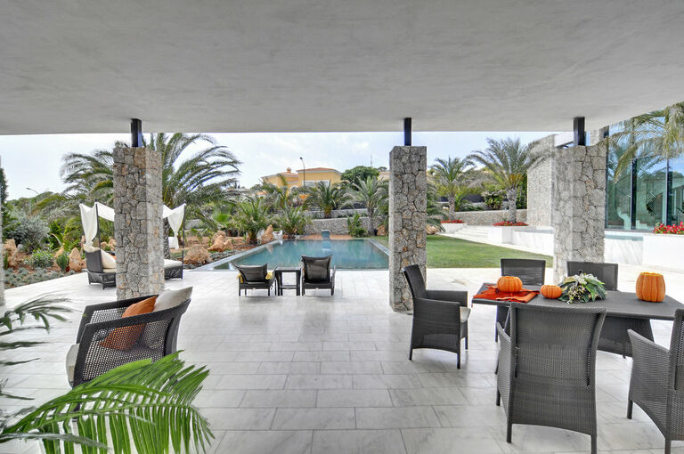 Villa in Nova Santa Ponsa - Überdachte Terrasse mit Blick auf den Pool