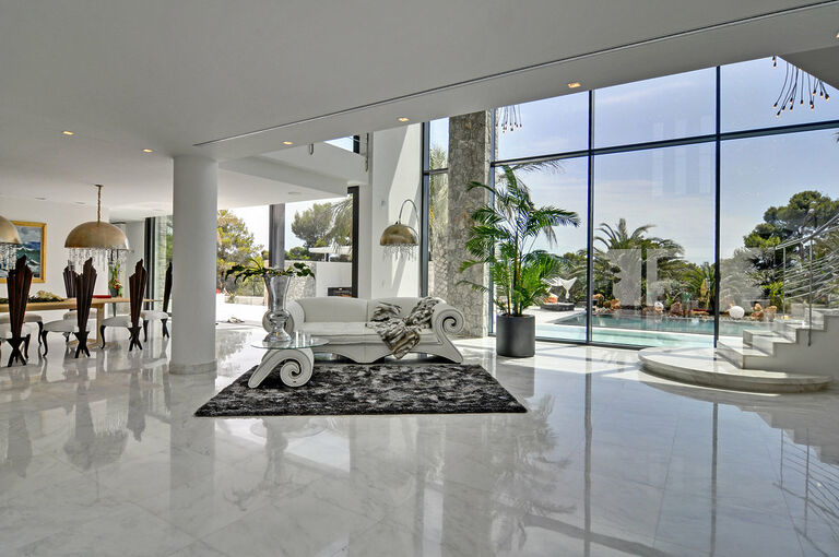 Villa in Nova Santa Ponsa - Wohn-/Essbereich mit beeindruckend hoher Glasfront