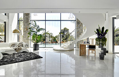 Villa in Nova Santa Ponsa - Stylischer Wohn-/Essbereich mit geschwungener Treppe und Panorama-Fensterfront