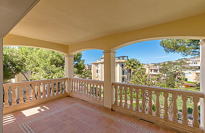 Wohnung zur Miete in Nova Santa Ponsa - Große, überdachte Terrasse mit Blick ins Grüne