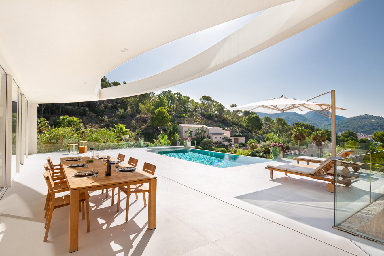 Villa in Port Andratx - Weitläufige Sonnenterrasse mit Pool
