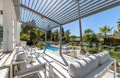 Villa in Santa Ponsa - Schattenspendende Terrass mit Blick in den Garten und zum Pool