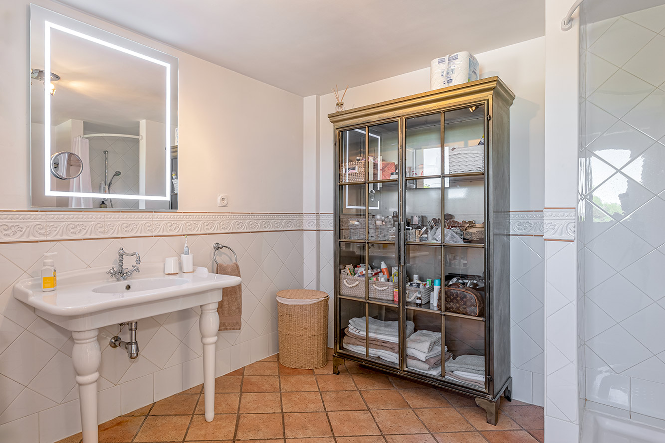 Penthouse in Santa Ponsa - Gepflegtes Badezimmer mit Dusche