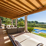 Villa nahe Port Adriano - Schöne überdachte Terrassen mit Blick auf den Pool und in den Garten