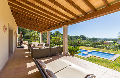 Villa nahe Port Adriano - Schöne überdachte Terrassen mit Blick auf den Pool und in den Garten