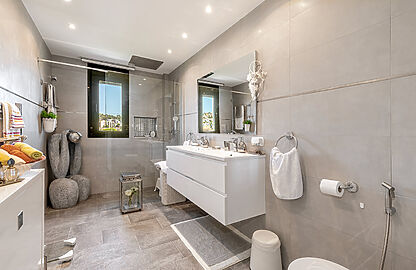 Penthouse in Santa Ponsa - Modernes Badezimmer mit Duschecke