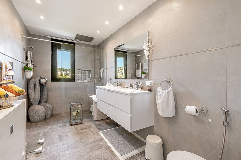 Penthouse in Santa Ponsa - Modernes Badezimmer mit Duschecke