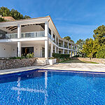 Villa in Cala Fornells - Kernsaniertes Anwesen in Traumlage mit Pool