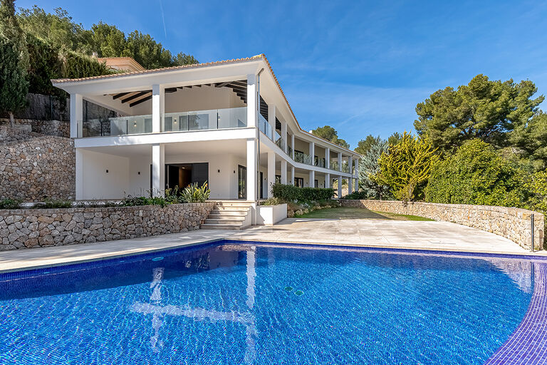 Villa in Cala Fornells - Kernsaniertes Anwesen in Traumlage mit Pool