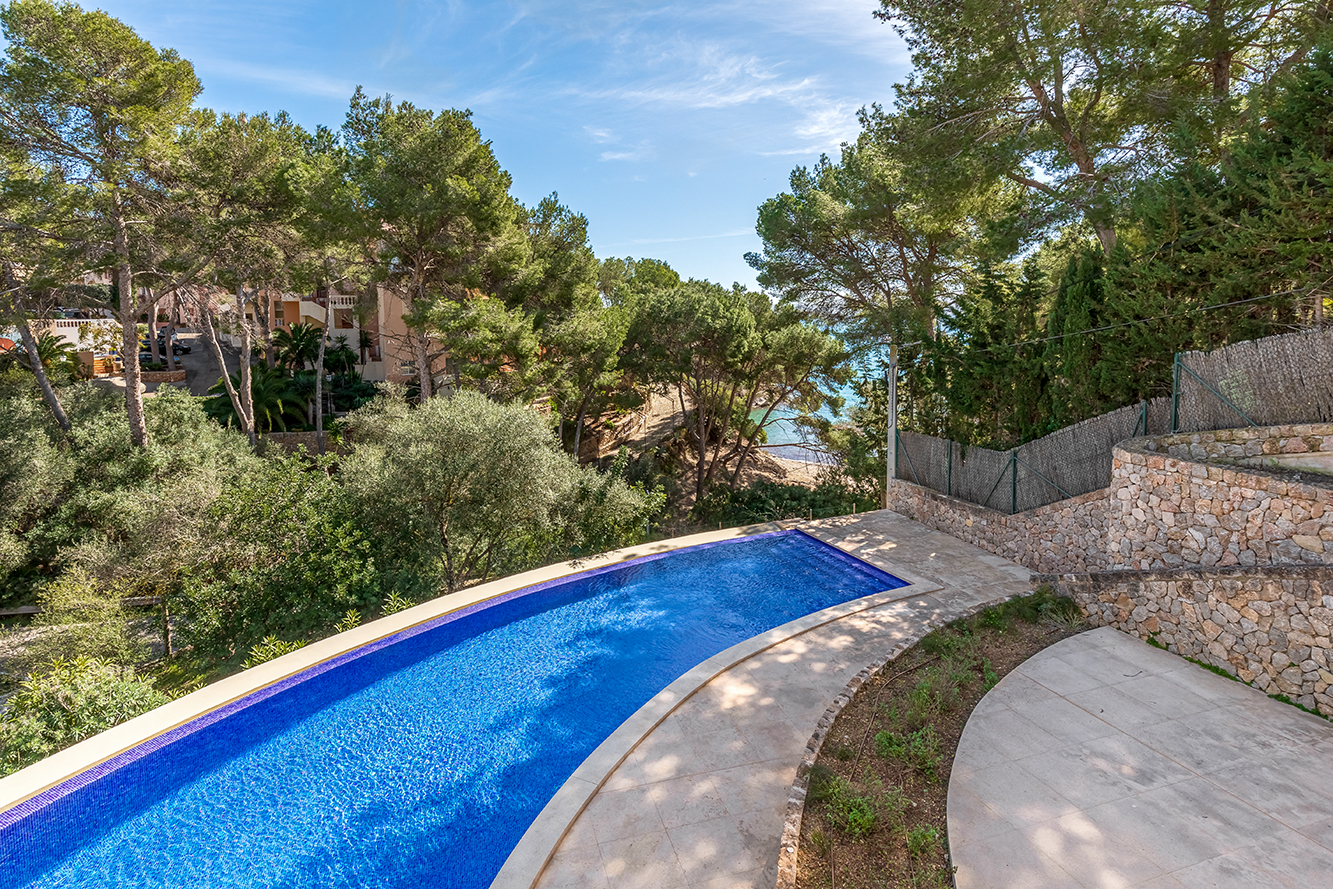 Villa in Cala Fornells - Im Grünen eingebetteter Pool mit Blick aufs Meer