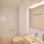 Wohnung in Bendinat - Zeitlos weiß gefliestes Bad mit Wanne 