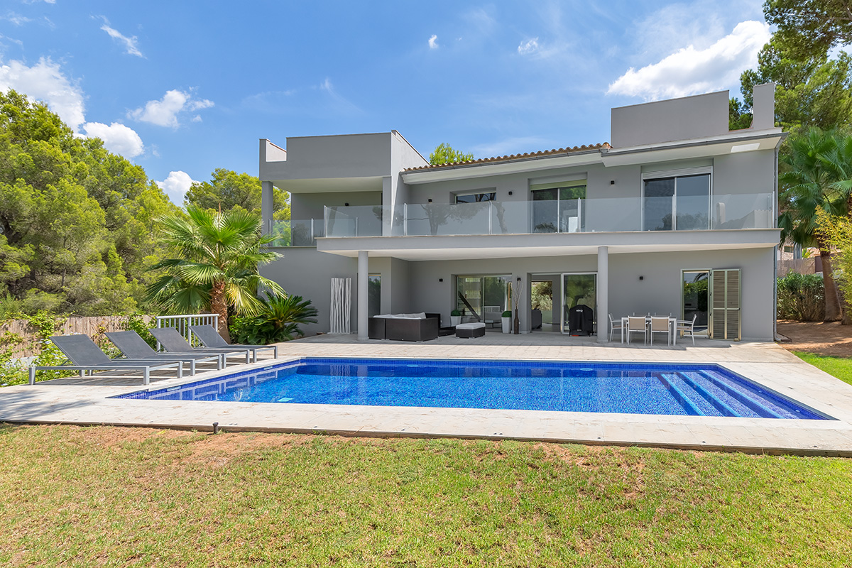 Villa in Santa Ponsa - Modernes Anwesen mit Garten und Pool