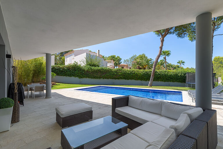 Villa in Santa Ponsa - Überdachte Terrasse mit angrenzendem Garten