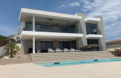 Villa in Santa Ponsa - Modernes Anwesen mit Terrassen und Pool