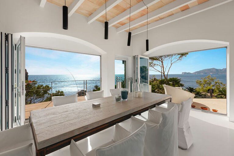 Villa in Port Andratx - Traumhaft platzierter Esstisch mit Panoramablick aufs Meer