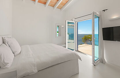 Villa in Port Andratx - Schlafzimmer mit Zugang zum Balkon und Meerblick