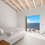 Villa in Port Andratx - Schlafzimmer mit hohen Decken und Blick aufs Meer