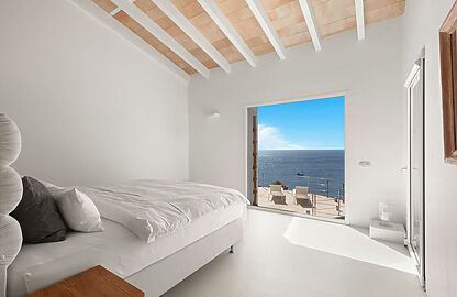 Villa in Port Andratx - Schlafzimmer mit hohen Decken und Blick aufs Meer
