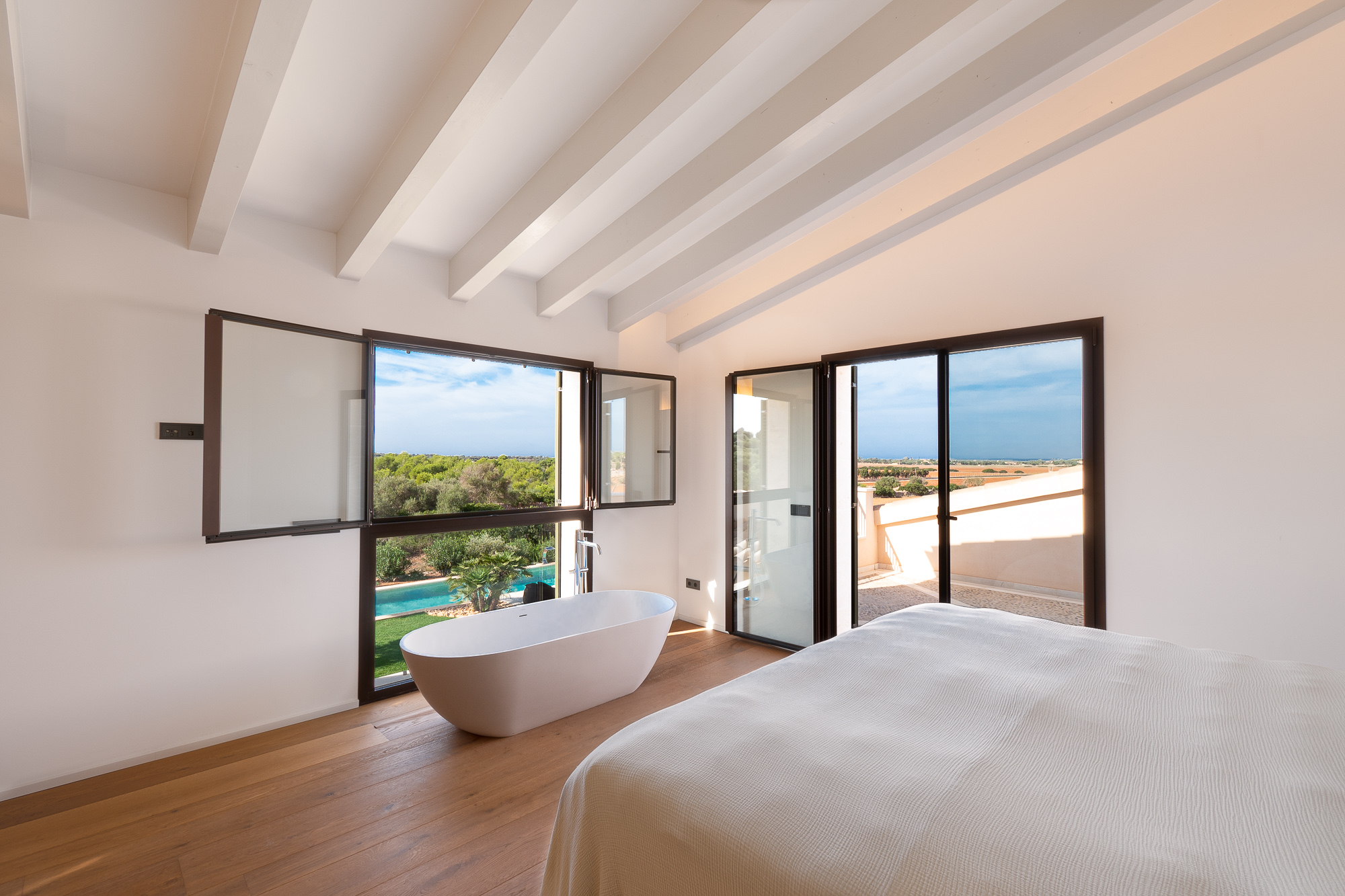 Finca in Ses Salines - Mastersuite mit frei stehender Badewanne