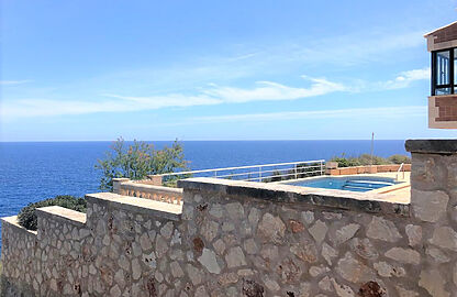 Villa in Cala Llombards - Weitläufige Terrassen und Pool mit Blick aufs Meer