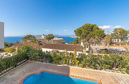 Villa in Bahia Blava - Blick auf den Pool mit wunderschönem Meerblick