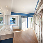 Villa in Port Andratx - Tageslichtbad mit Meerblick und hochwertigen Einbauten