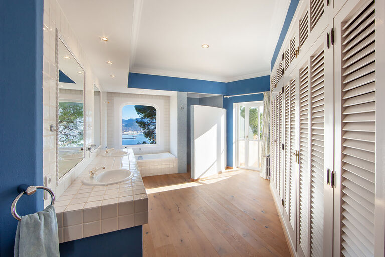 Villa in Port Andratx - Tageslichtbad mit Meerblick und hochwertigen Einbauten