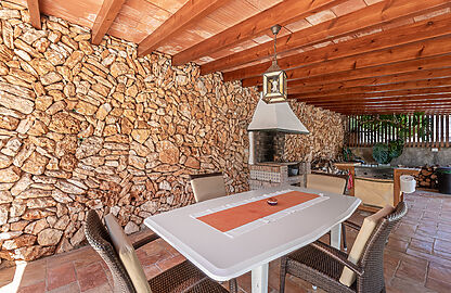 Villa in Portocolom - Überdachter BBQ-Bereich mit traditioneller Steinwand