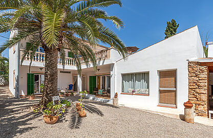 Villa in Portocolom - Mediterranes Haus mit einladenden Terrassen und altem Baumbestand