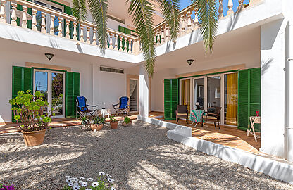 Villa in Portocolom - Überdachte Terrassen mit Blick auf Palme und Pool