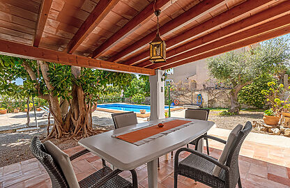 Villa in Portocolom - Überdachte Terrasse mit Blick auf den Pool
