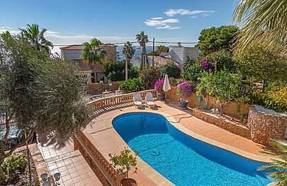 Villa in Cala Pi - Blick auf den Pool und das Meer