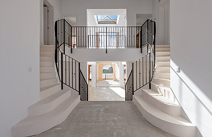 Villa in Camp de Mar - Elegante Eingangshalle mit Treppenaufgang