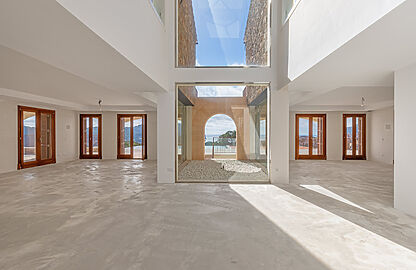 Villa in Camp de Mar - Großzügiger Wohnraum mit Zugang zur Terrasse