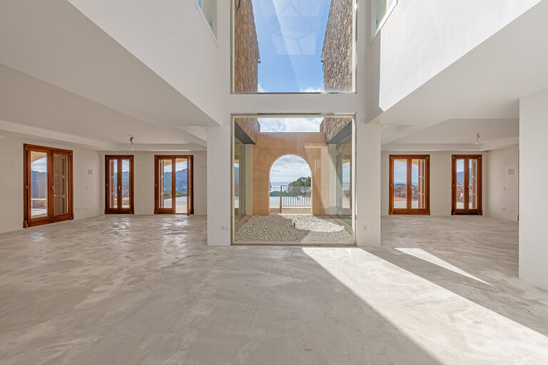 Villa in Camp de Mar - Großzügiger Wohnraum mit Zugang zur Terrasse