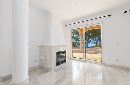Villa in Santa Ponsa - Wohnbereich mit Kamin und Zugang zur Terrasse mit Meerblick