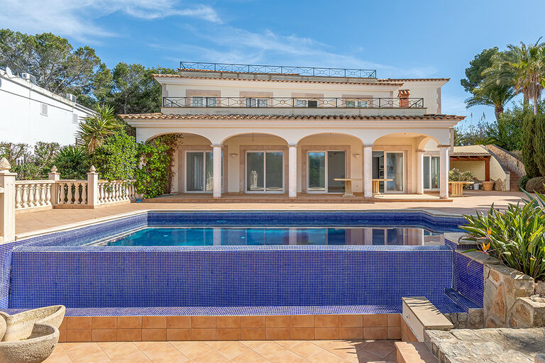 Villa in Santa Ponsa - Blick auf das Anwesen mit Pool