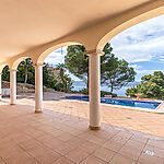 Villa in Santa Ponsa - Überdachte Terrasse mit Blick aufs Meer und den Pool