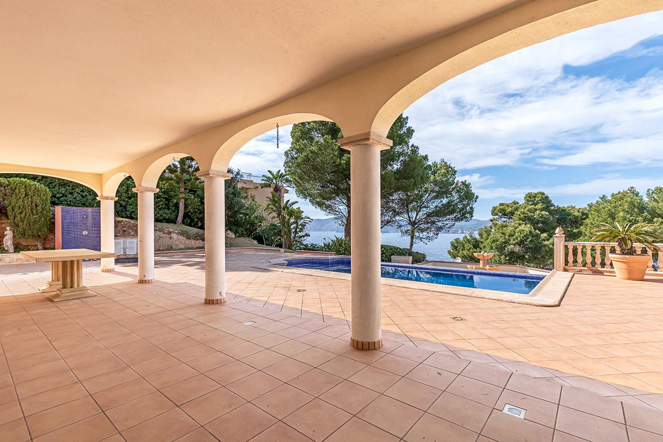 Villa in Santa Ponsa - Überdachte Terrasse mit Blick aufs Meer und den Pool
